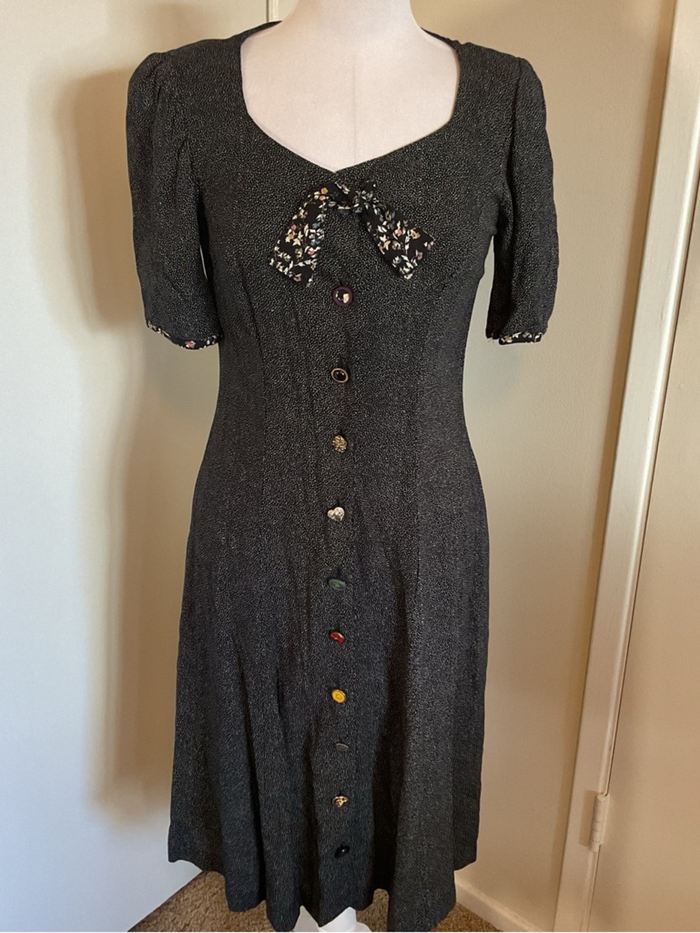 Sostanza Black Midi Dress Floral Bow Puff Sleeve Tailored Rayon Vintage Size 5/6 - Picture 2 of 7